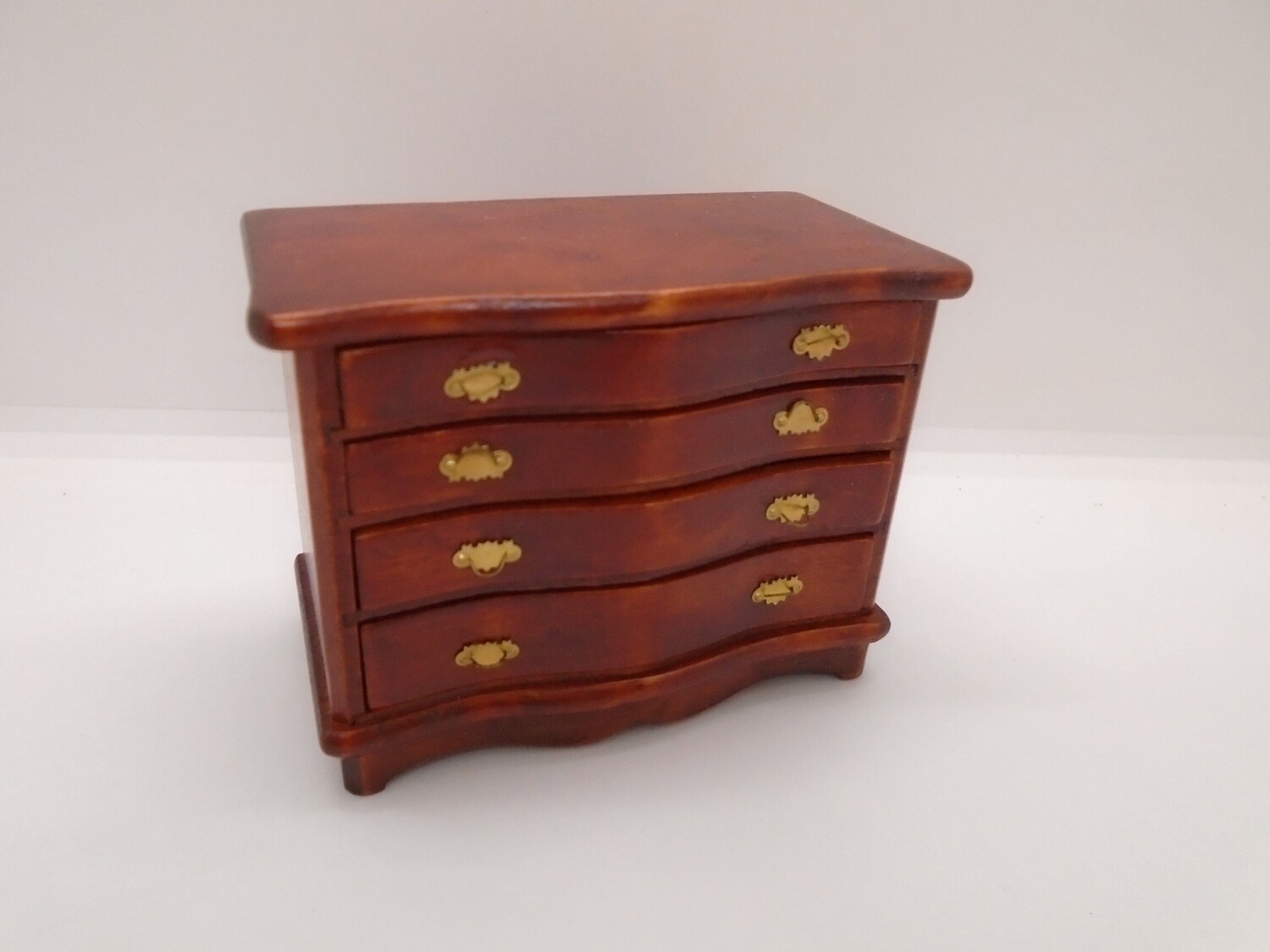 STYLISH CHEST OF DRAWERS