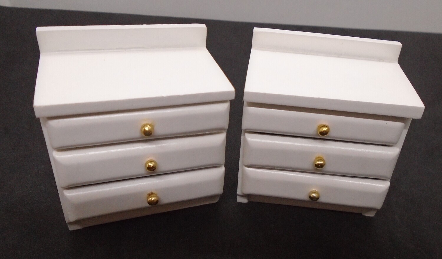 2 WHITE CABINETS WITH 3 DRAWERS