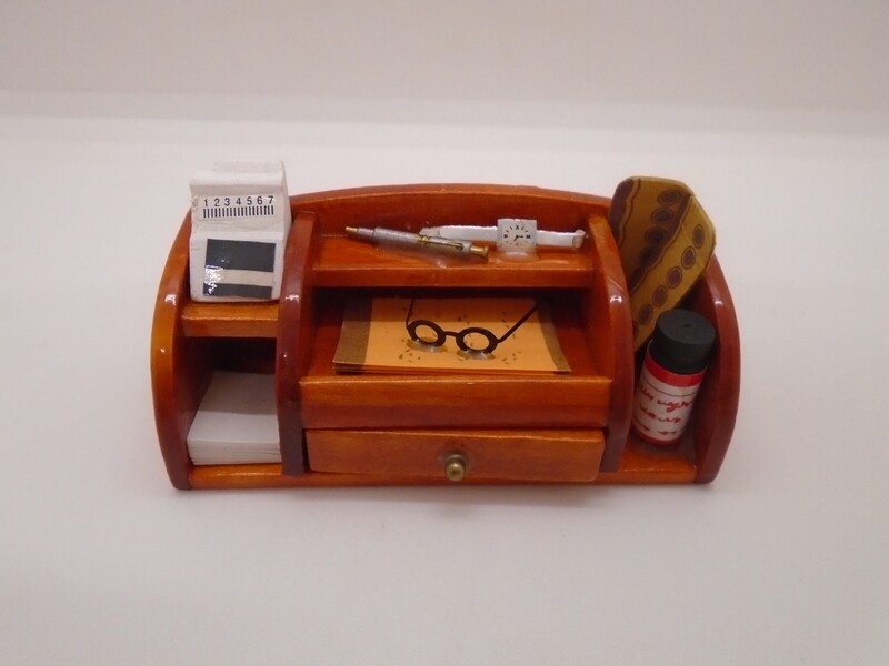 DRESSED DESK TIDY