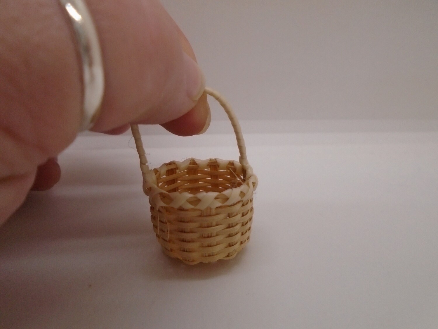 MEDIUM ROUND BASKET WITH HANDLE