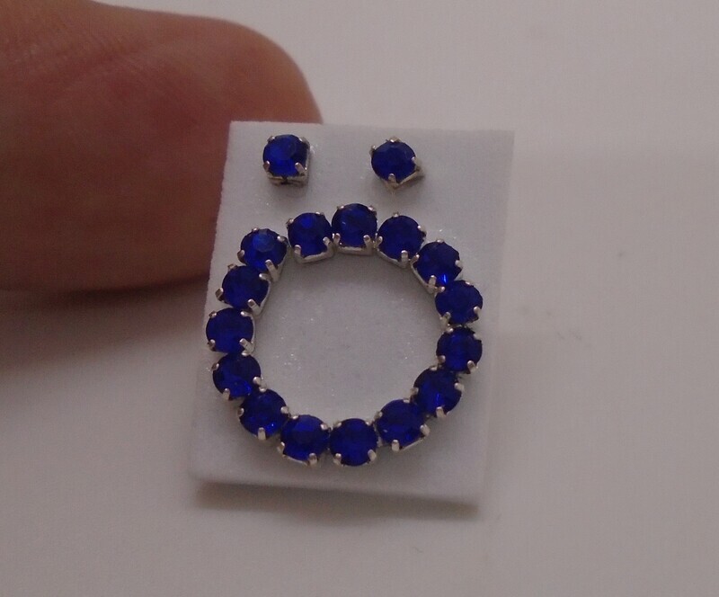 NECKLACE AND EARINGS ON A STAND