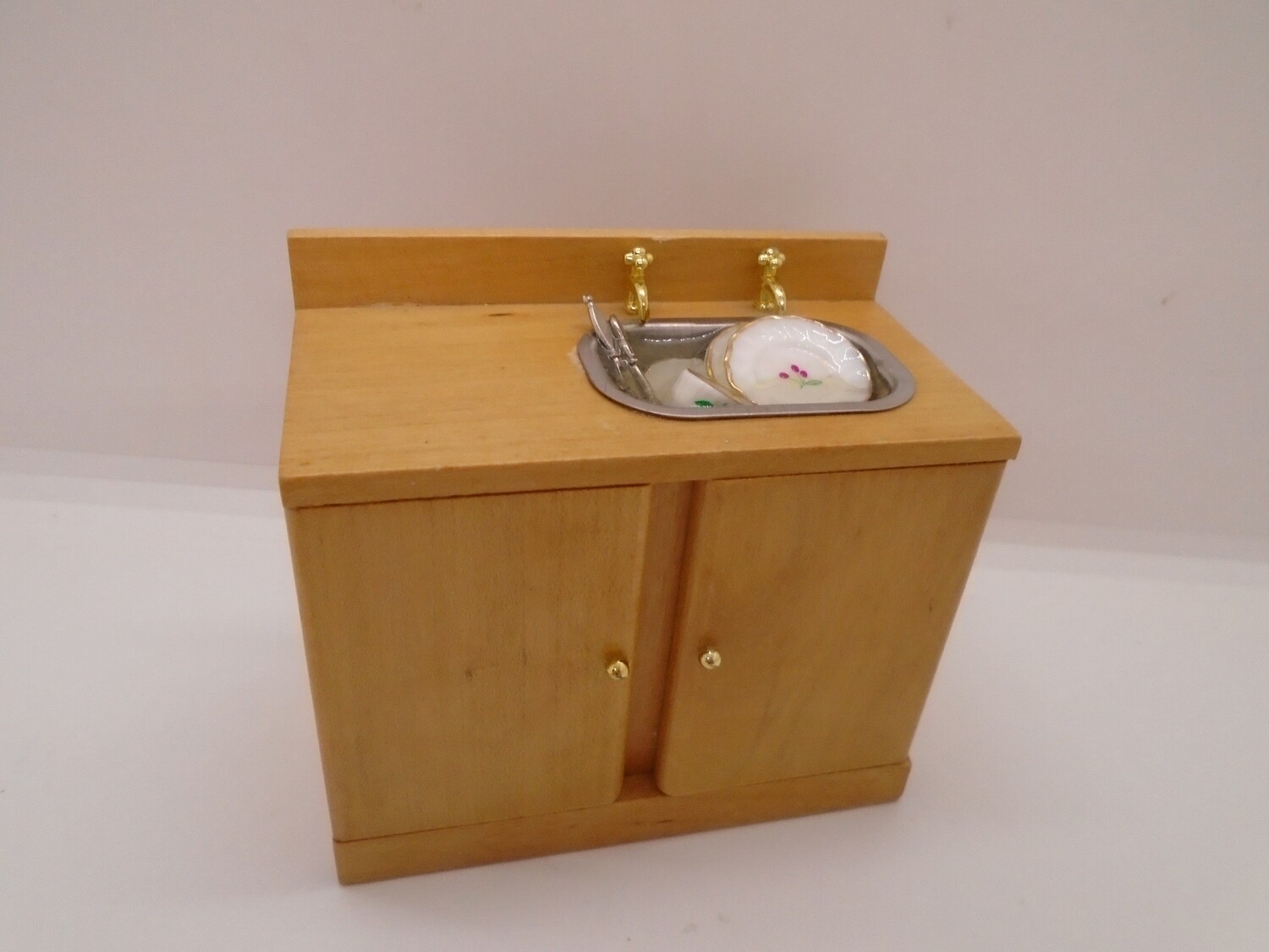 KITCHEN SINK WITH DIRTY WASING UP