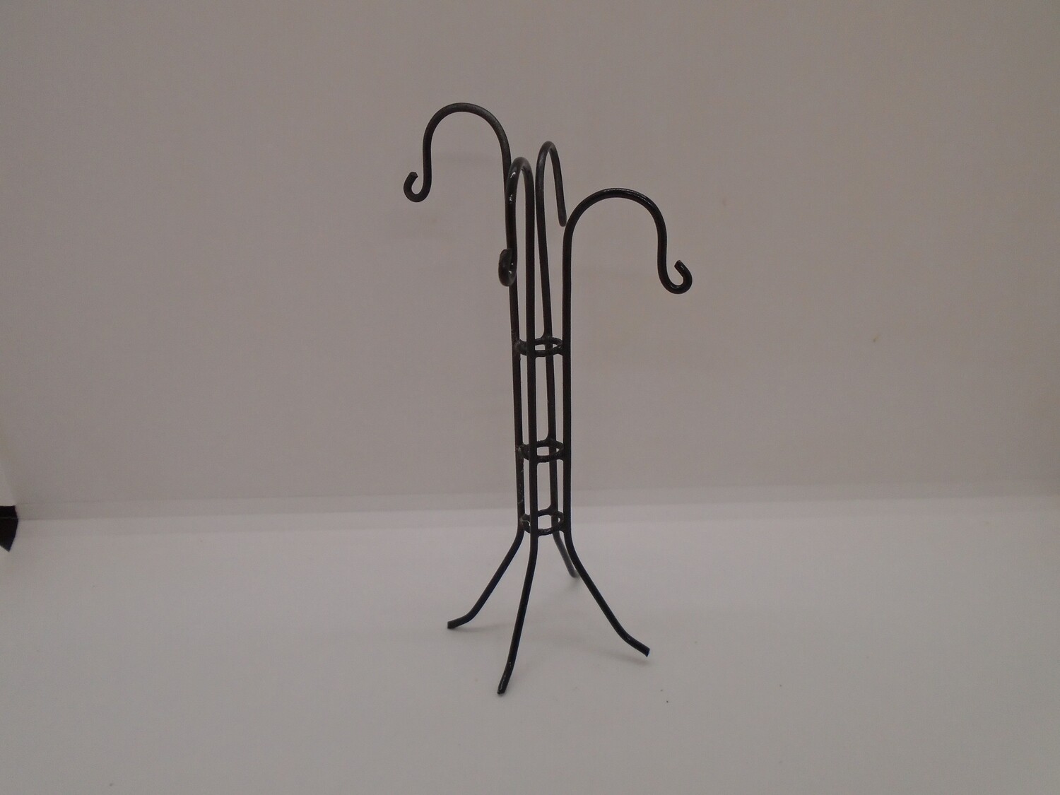 HANGING BASKET STAND IN BLACK