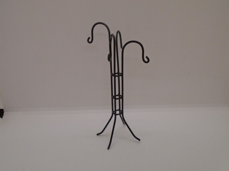 HANGING BASKET STAND IN BLACK