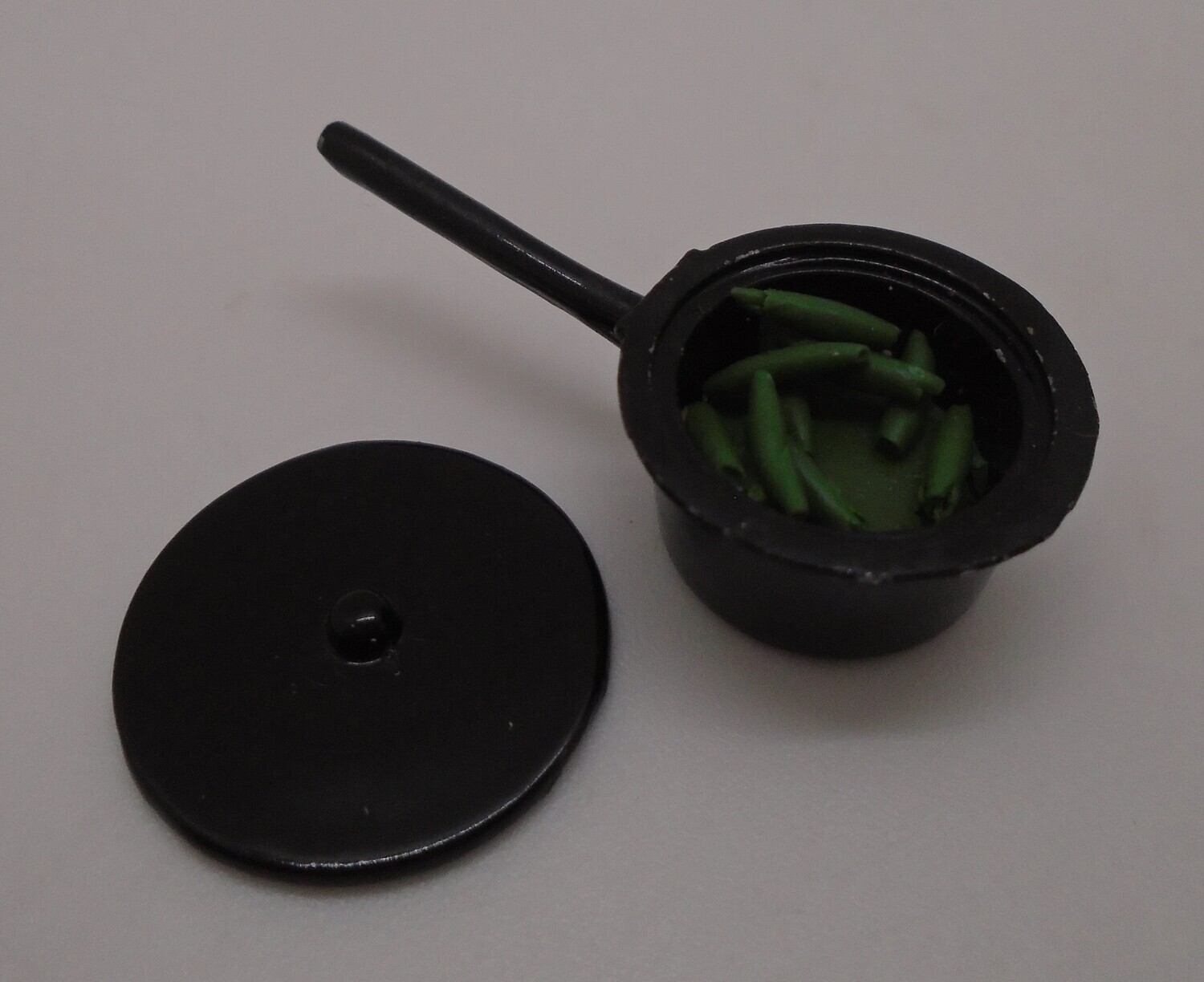 BLACK SAUCEPAN OF GREEN BEANS
