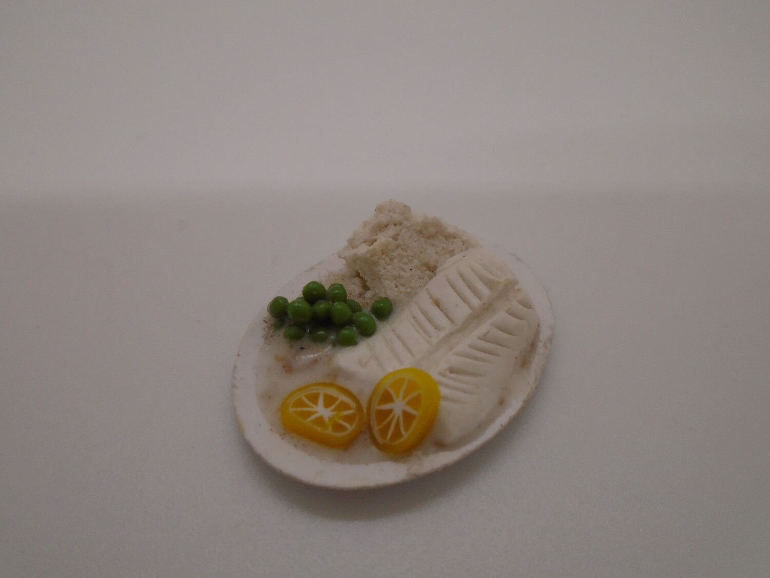 FISH, MASH, PEAS AND WHITE SAUCE WITH SLICES OF LEMON