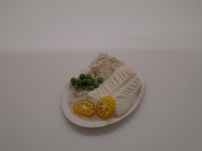 FISH, MASH, PEAS AND WHITE SAUCE WITH SLICES OF LEMON