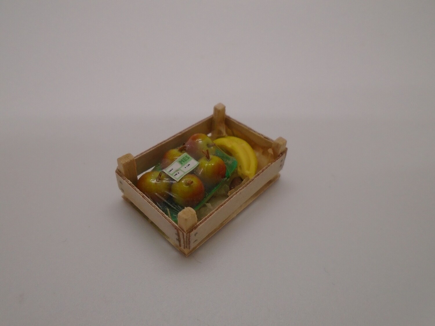 WOODEN CRATE WITH FRUIT IN