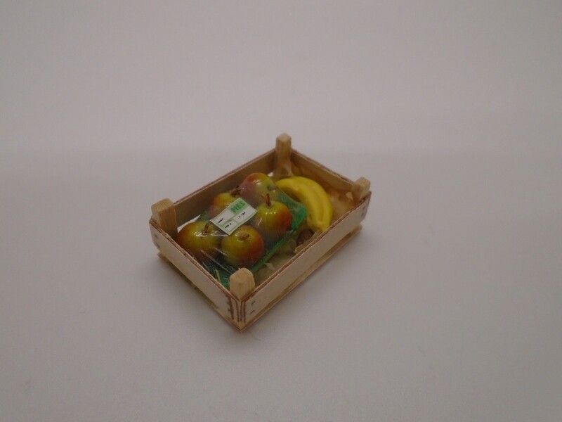 WOODEN CRATE WITH FRUIT IN