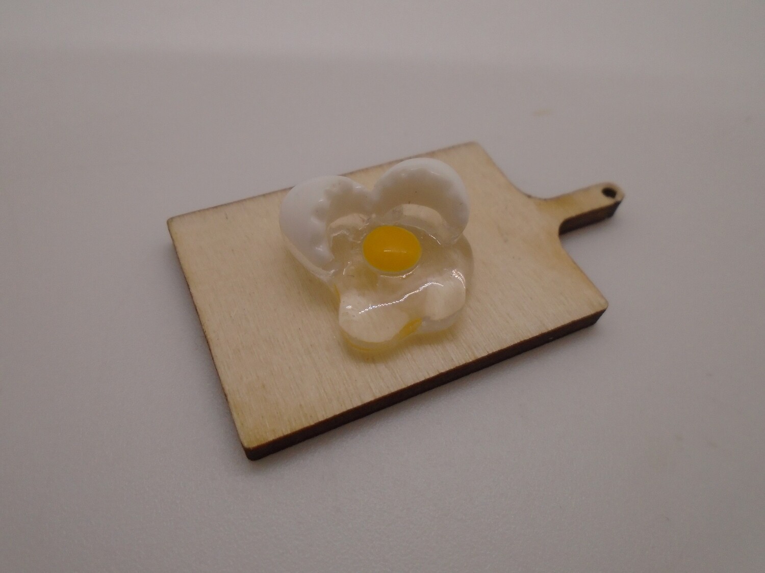 BROKEN EGG ON CHOPPING BOARD