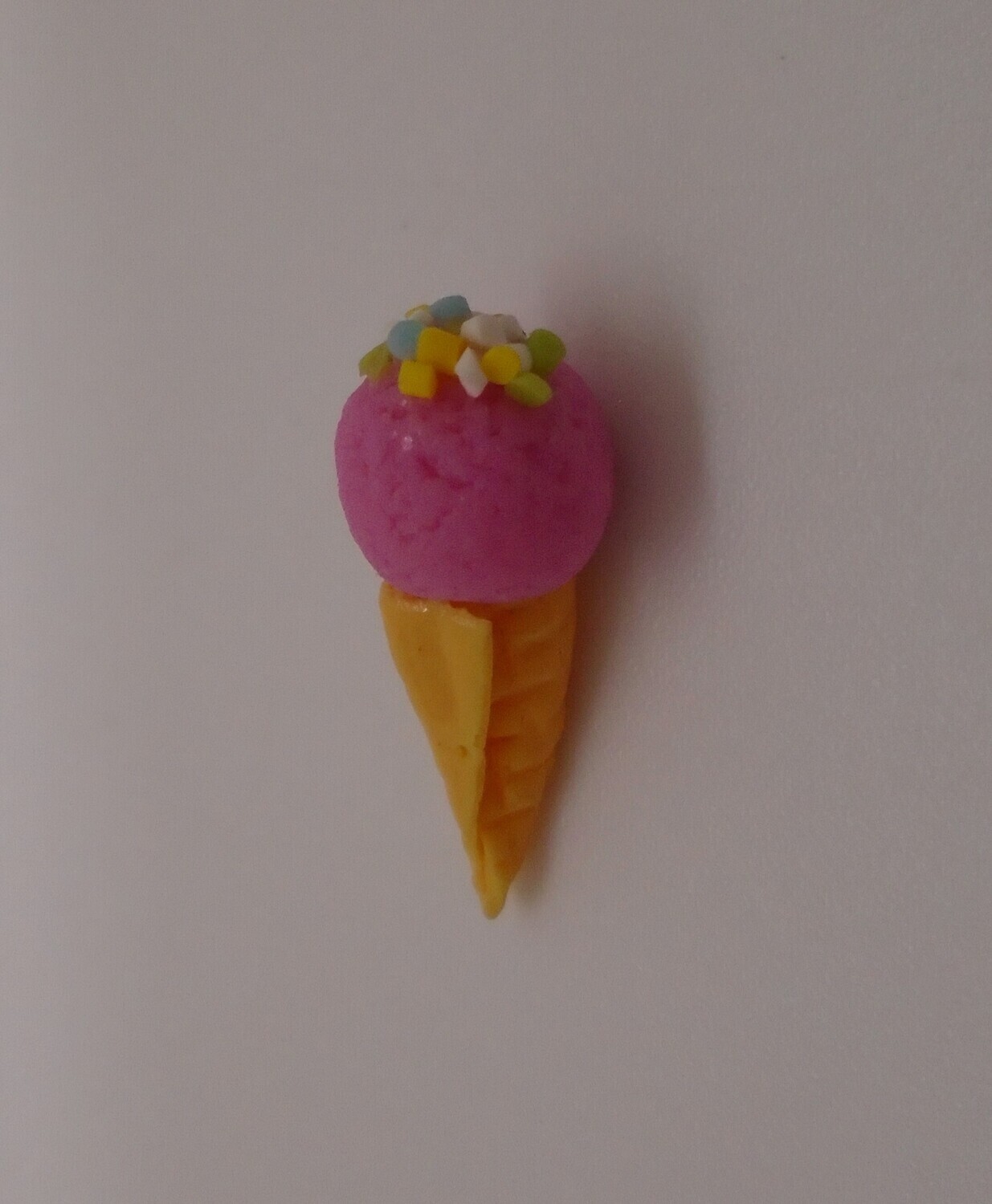 1 SCOOP STRAWBERRY ICE CREAM WITH SPRINKLES