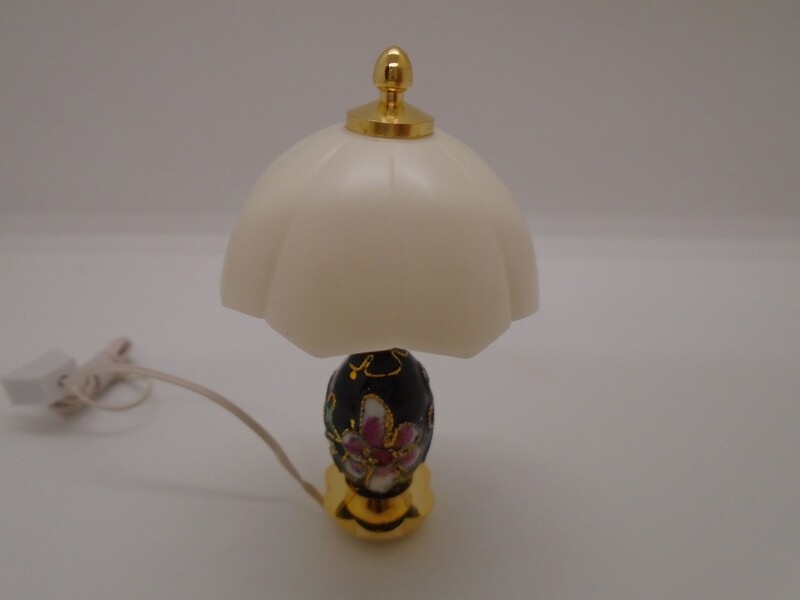 ORNATE TABLE LAMP