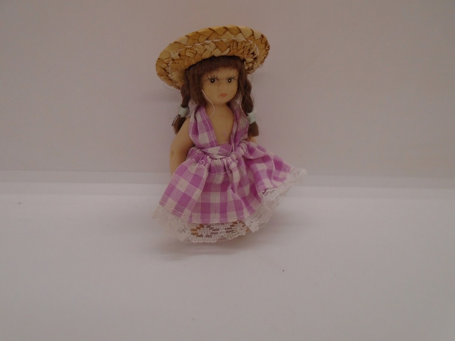 GIRL IN SUN HAT