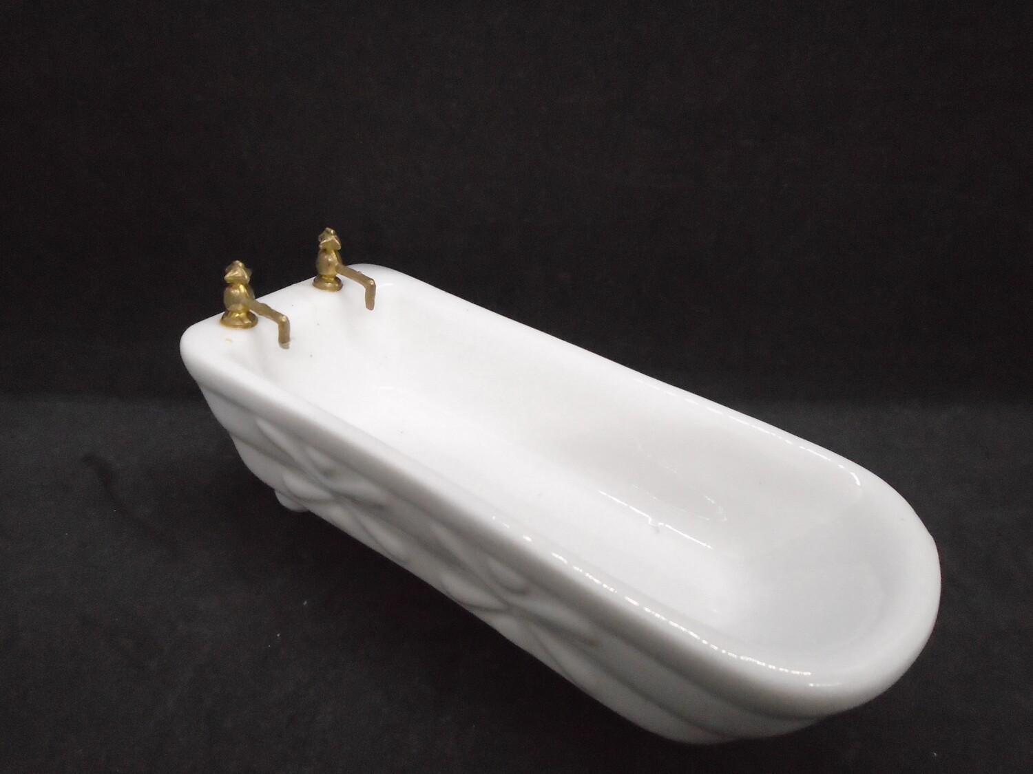 WHITE CHINA BATH