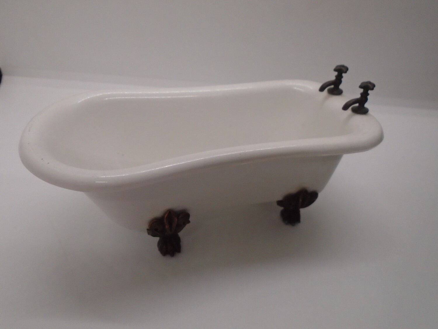 ROLL TOP BATH WITH CLAW FEET