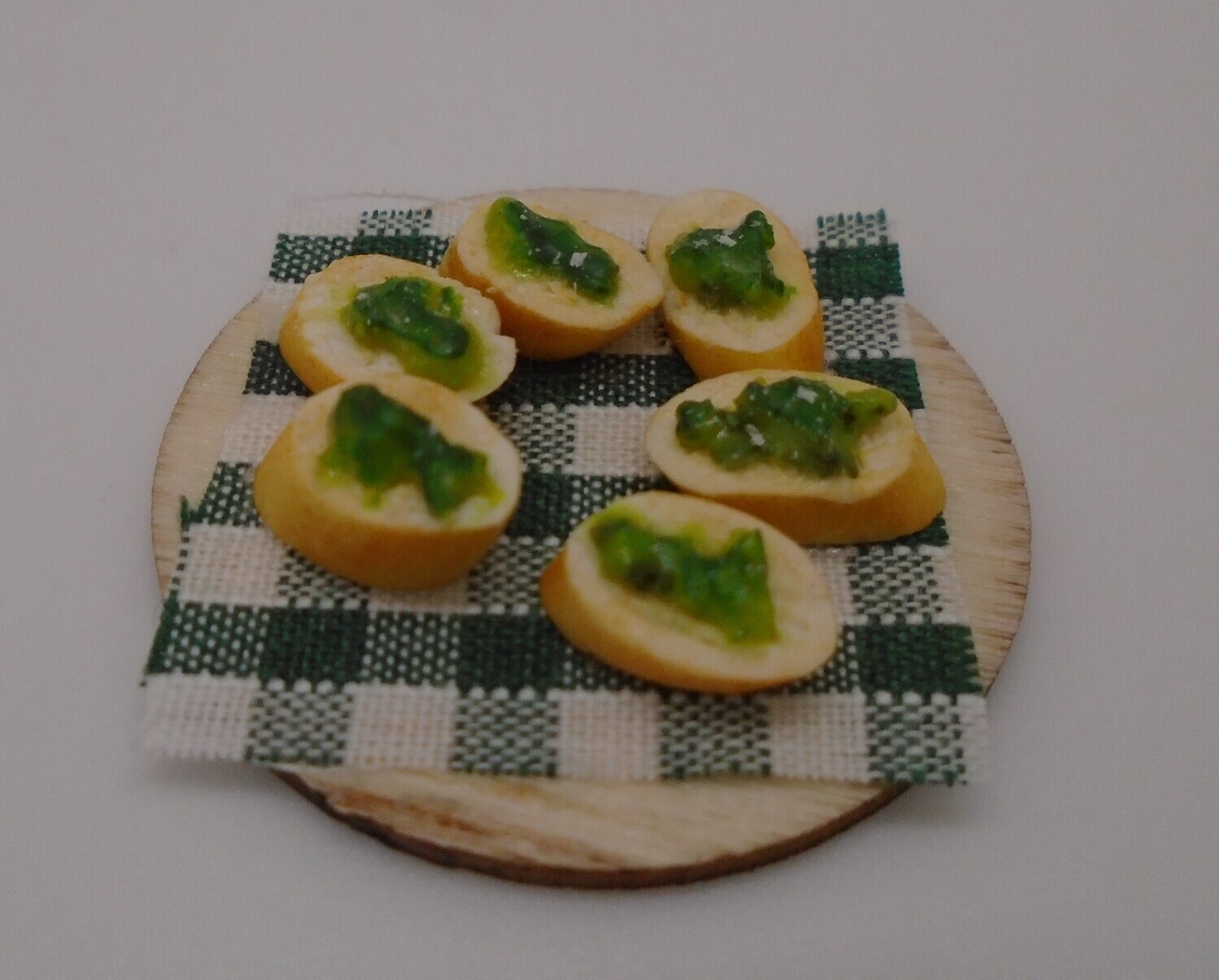 BOARD WITH GARLIC BREAD SLICES