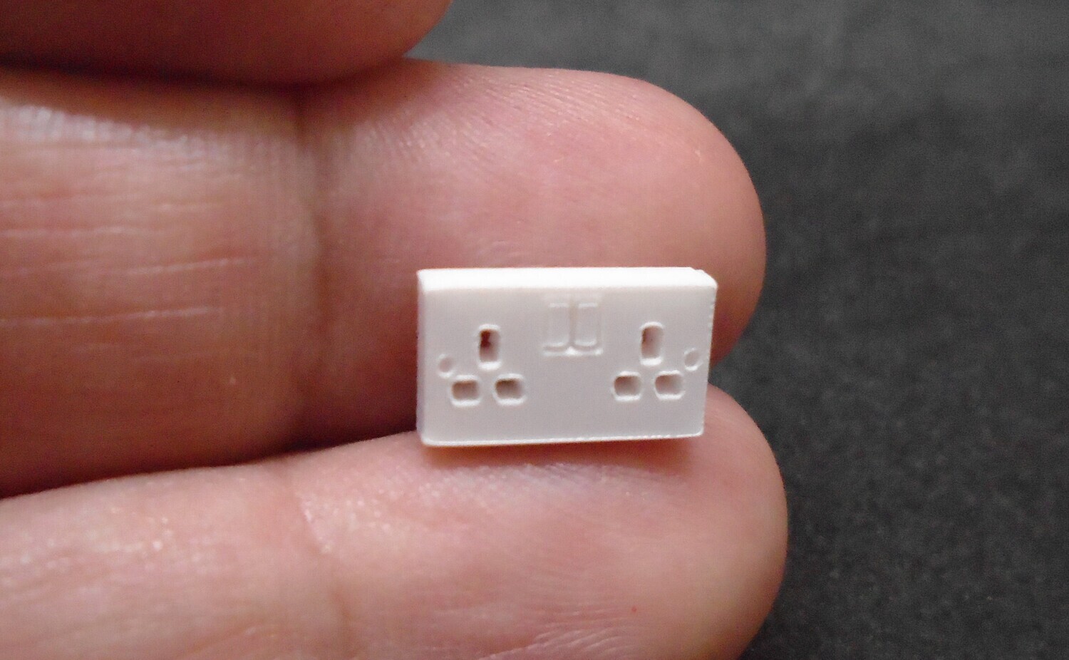 DOUBLE BRITISH PLUG SOCKET WITH ON/OFF SWITCH