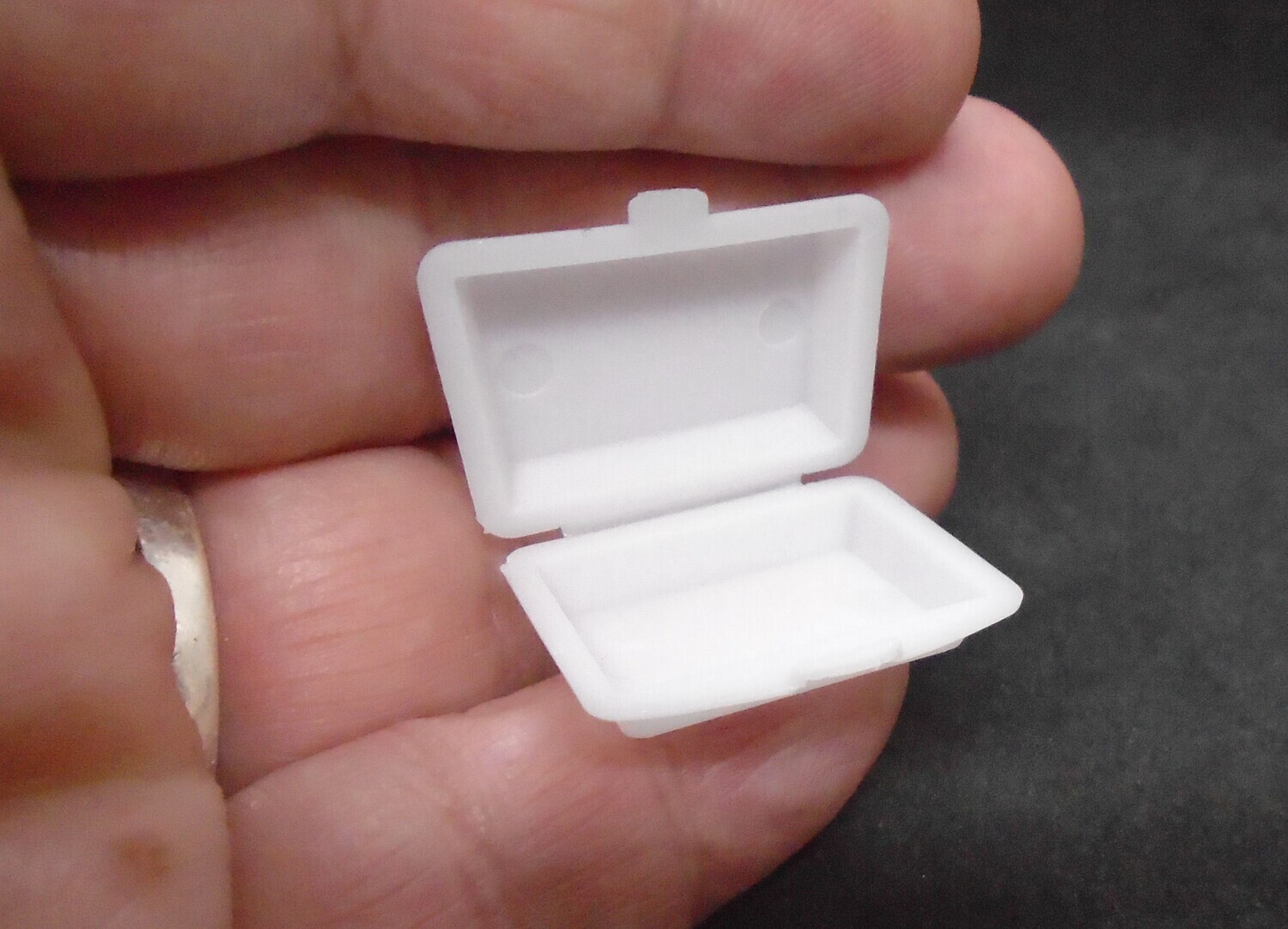 TAKEAWAY CONTAINER