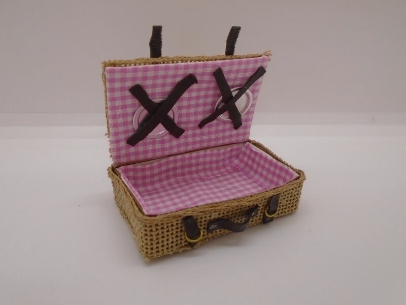 LINED PICNIC HAMPER BASKET