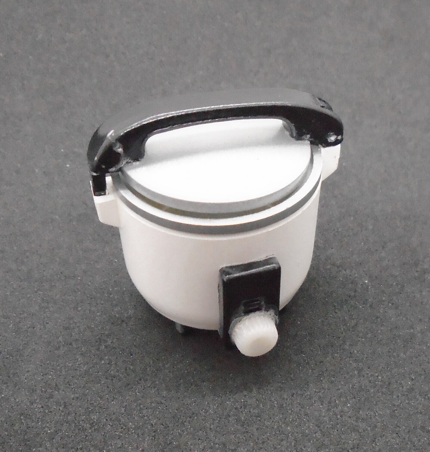 WHITE PRESSURE COOKER