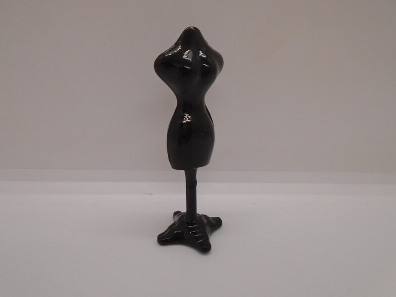 BLACK MANNEQUIN