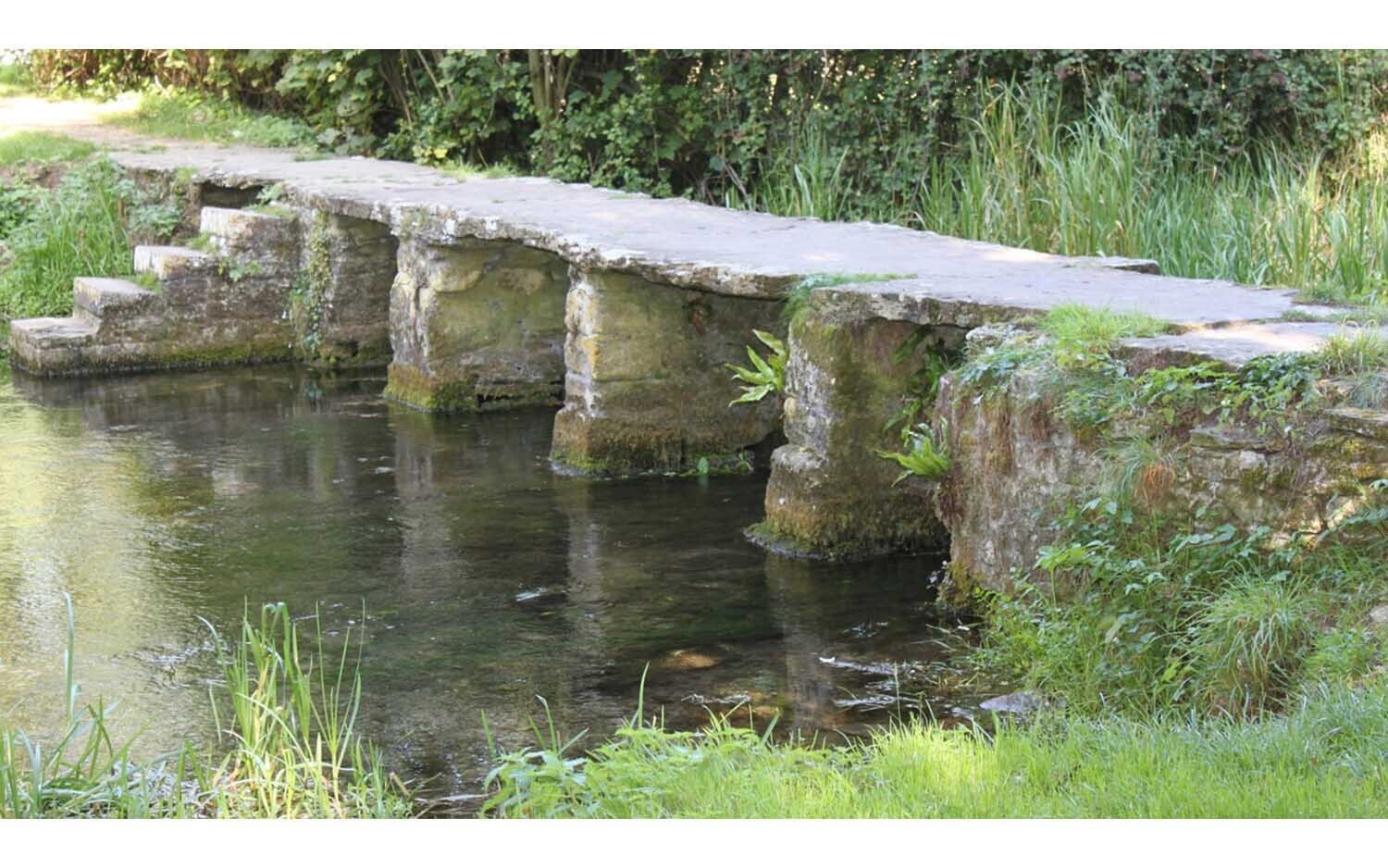 Hornby R7341 Stone Footbridge