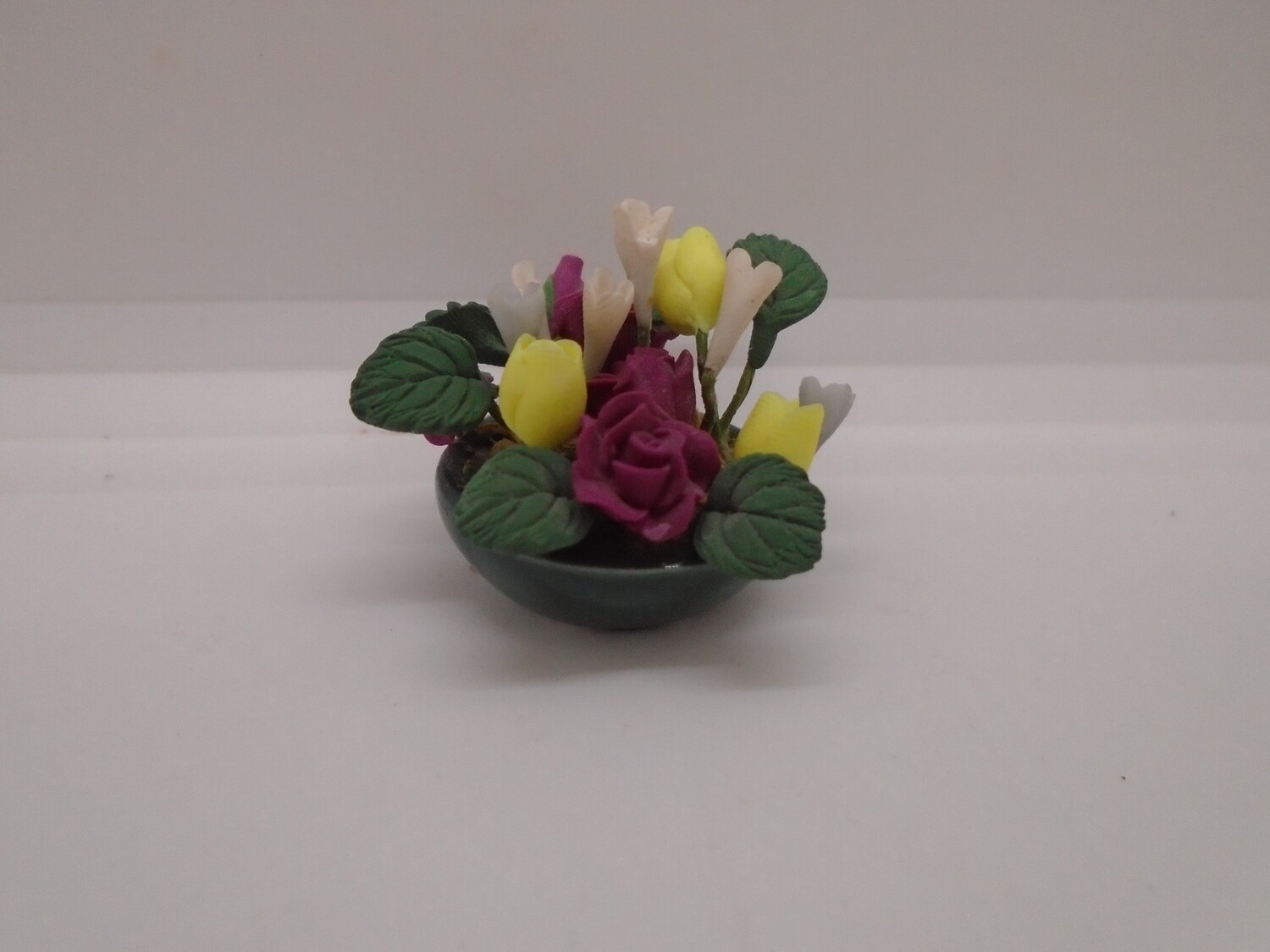 FLOWER DISPLAY IN GLAZED ROUND GREEN POT