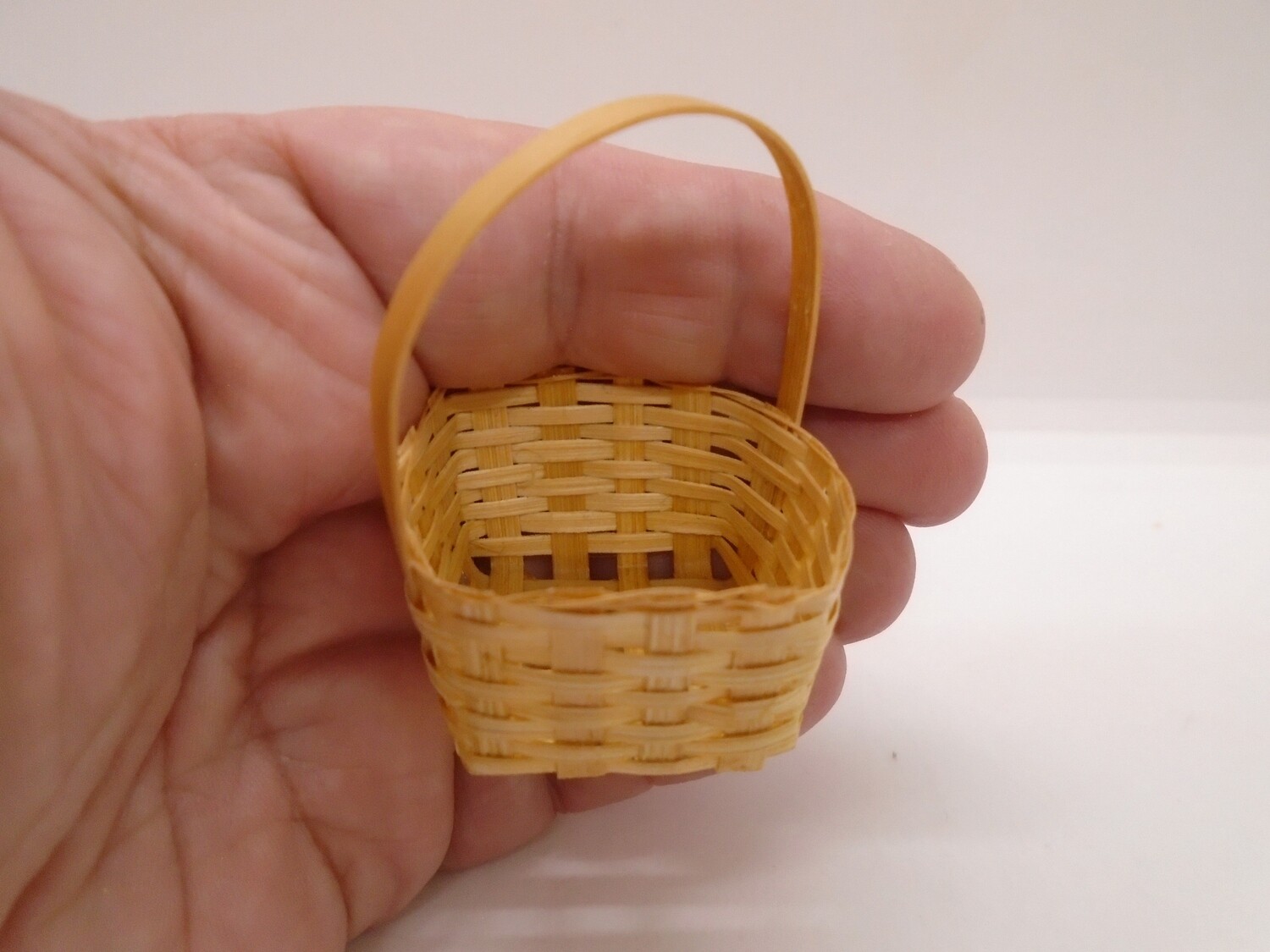 SQUARE SHAPED BASKET WITH HANDLE