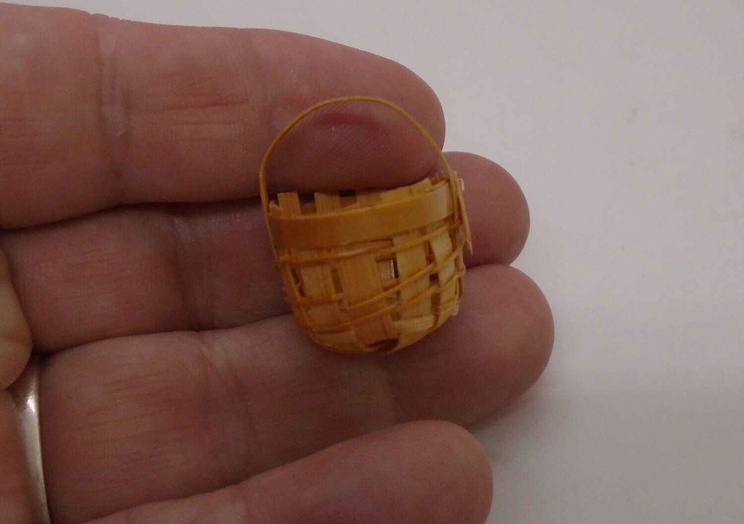 BASKET WITH HANDLE