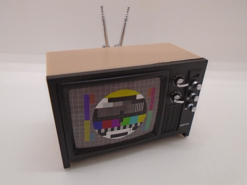 DETAILED RETRO TV WITH AERIAL