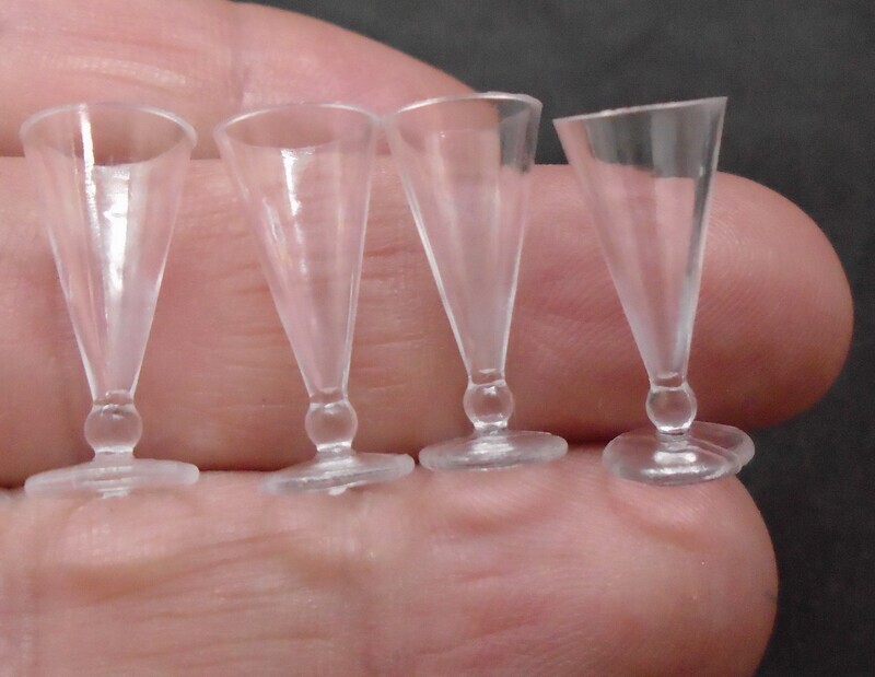 4 CONE SHAPE GLASSES WITH ROUND BASE