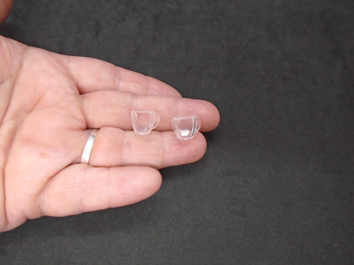 2 SQUARE SHAPE GLASS CUPS