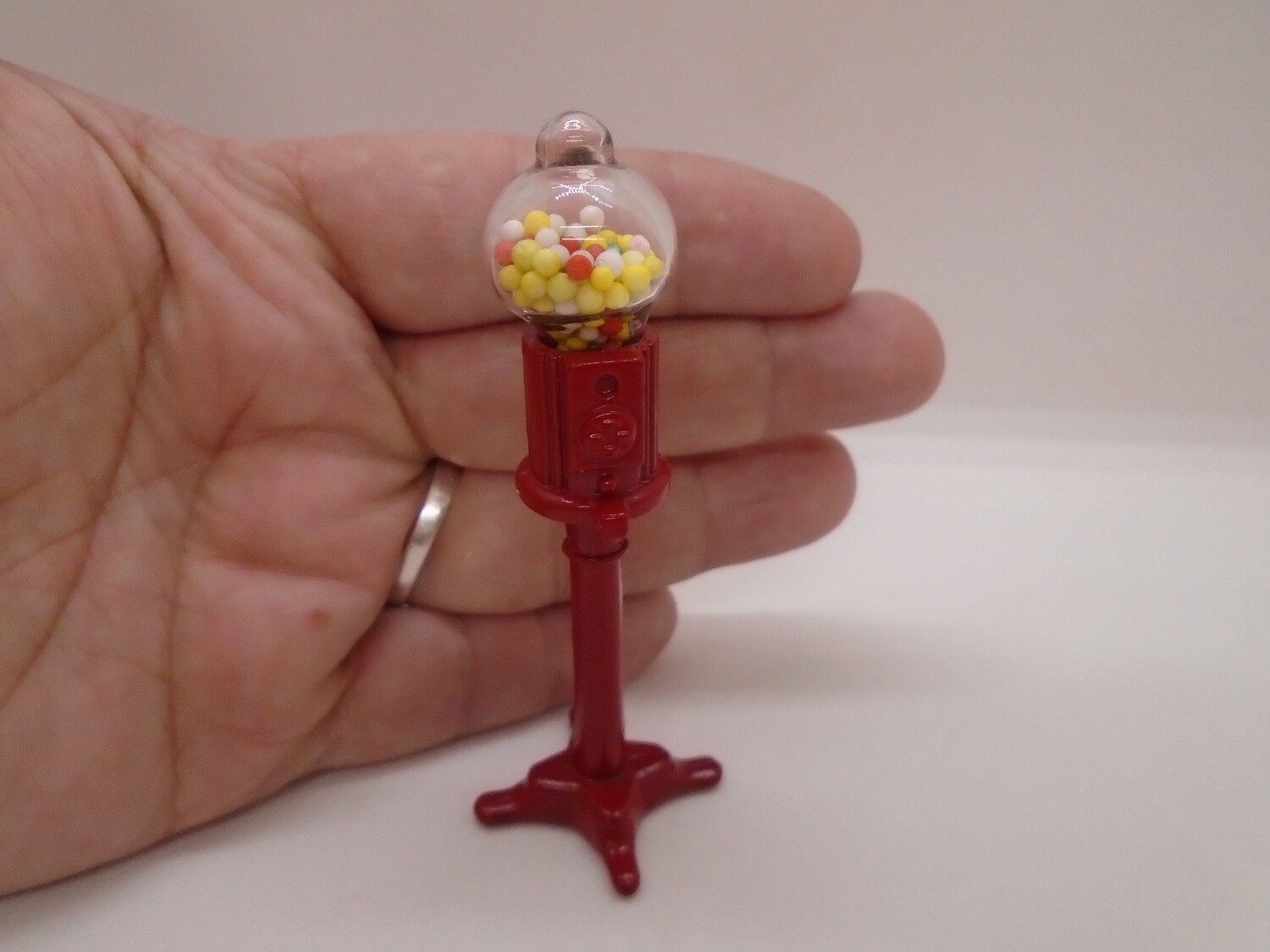 FLOOR STANDING BUBBLE GUM MACHINE/DISPENSER