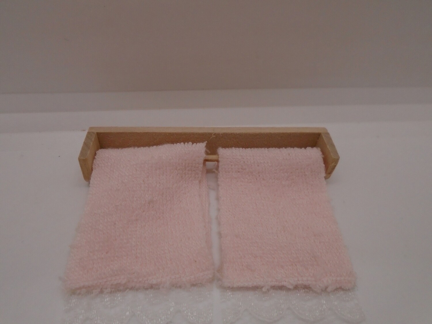 WALL MOUNTED TOWEL RAIL AND TOWELS