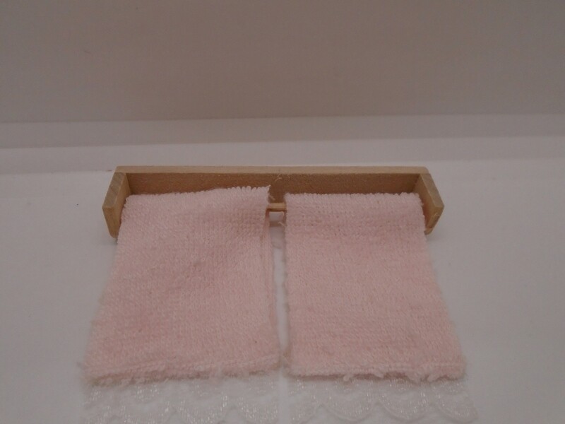 WALL MOUNTED TOWEL RAIL AND TOWELS