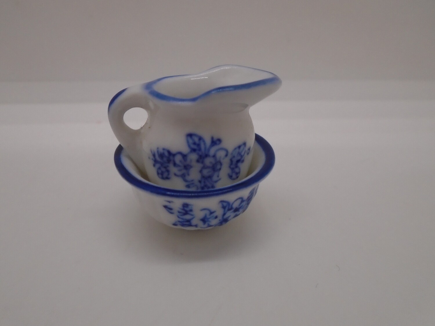 IN BLUE AND WHITE CERAMIC JUG AND BOWL  SET