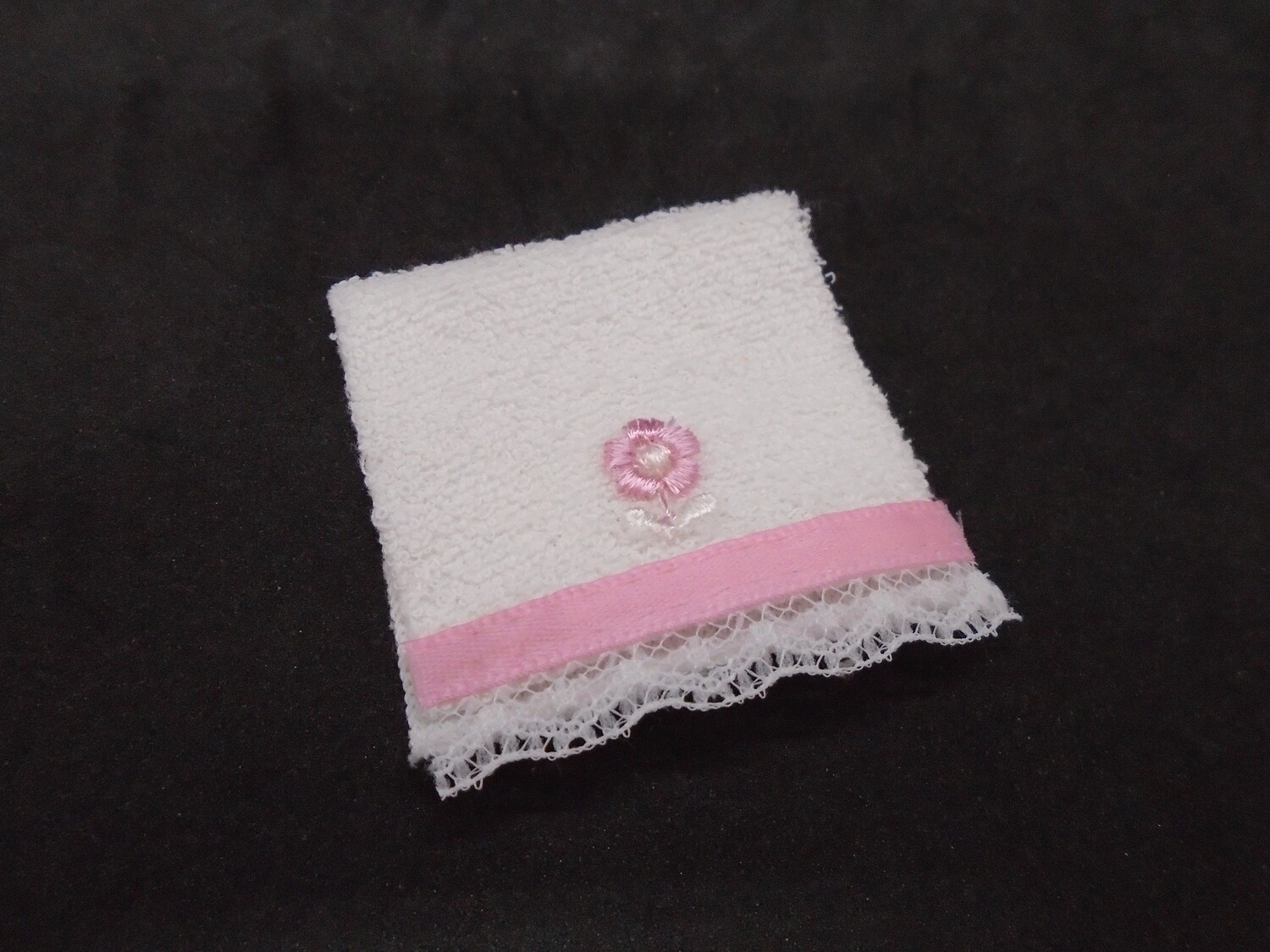 WHITE BATH TOWEL