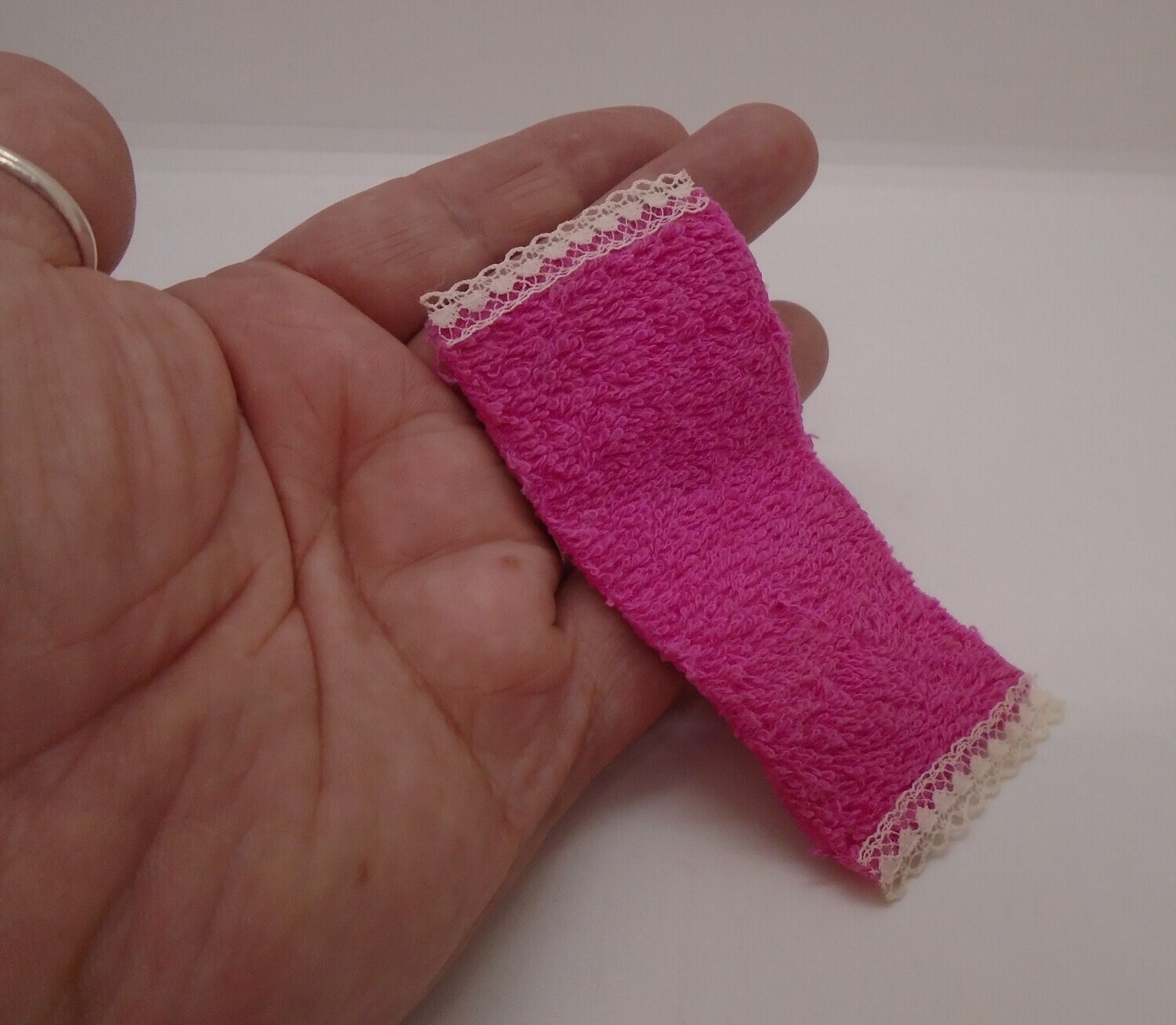 MEDIUM TOWEL