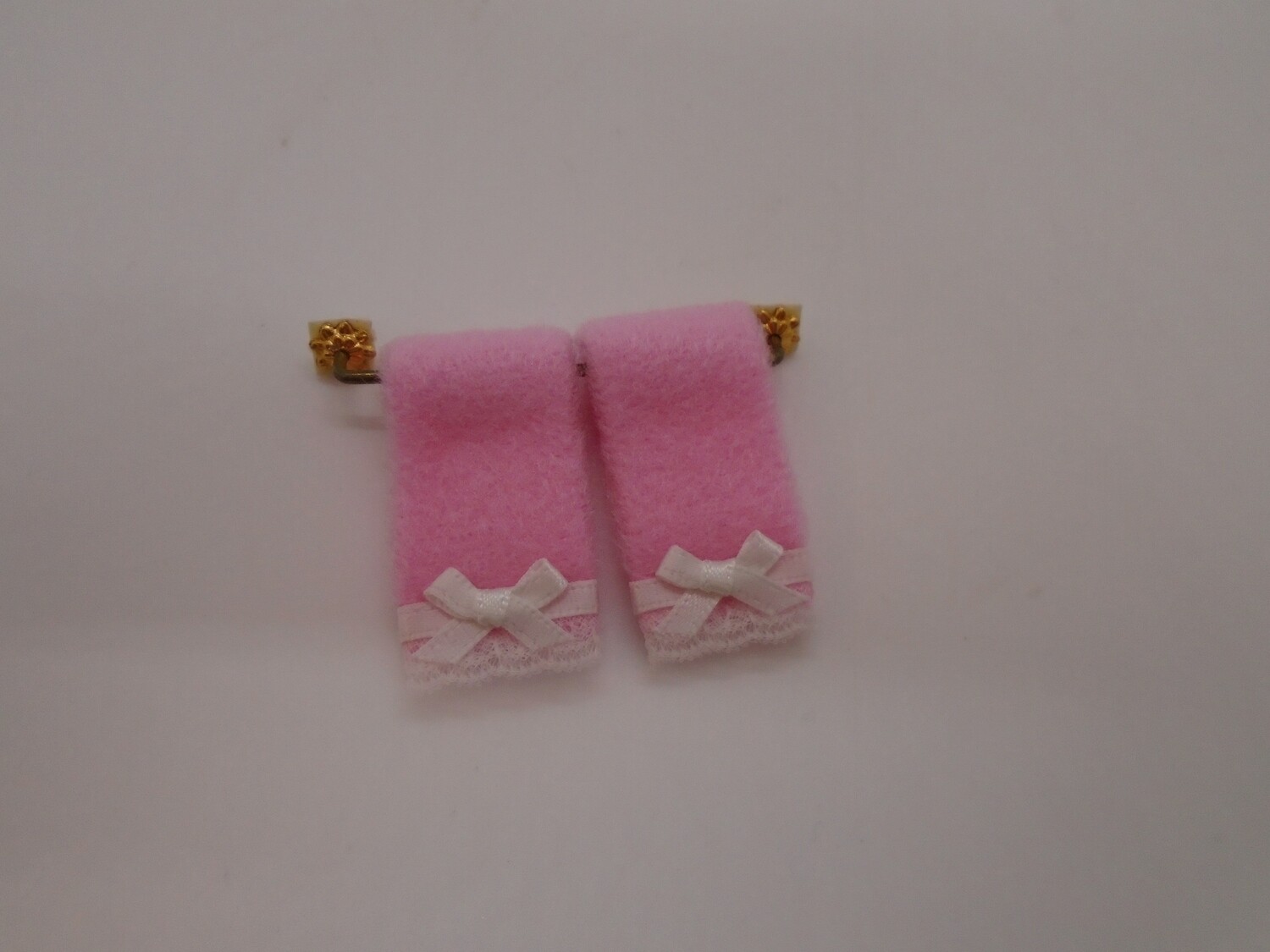 2 TOWELS ON RAIL