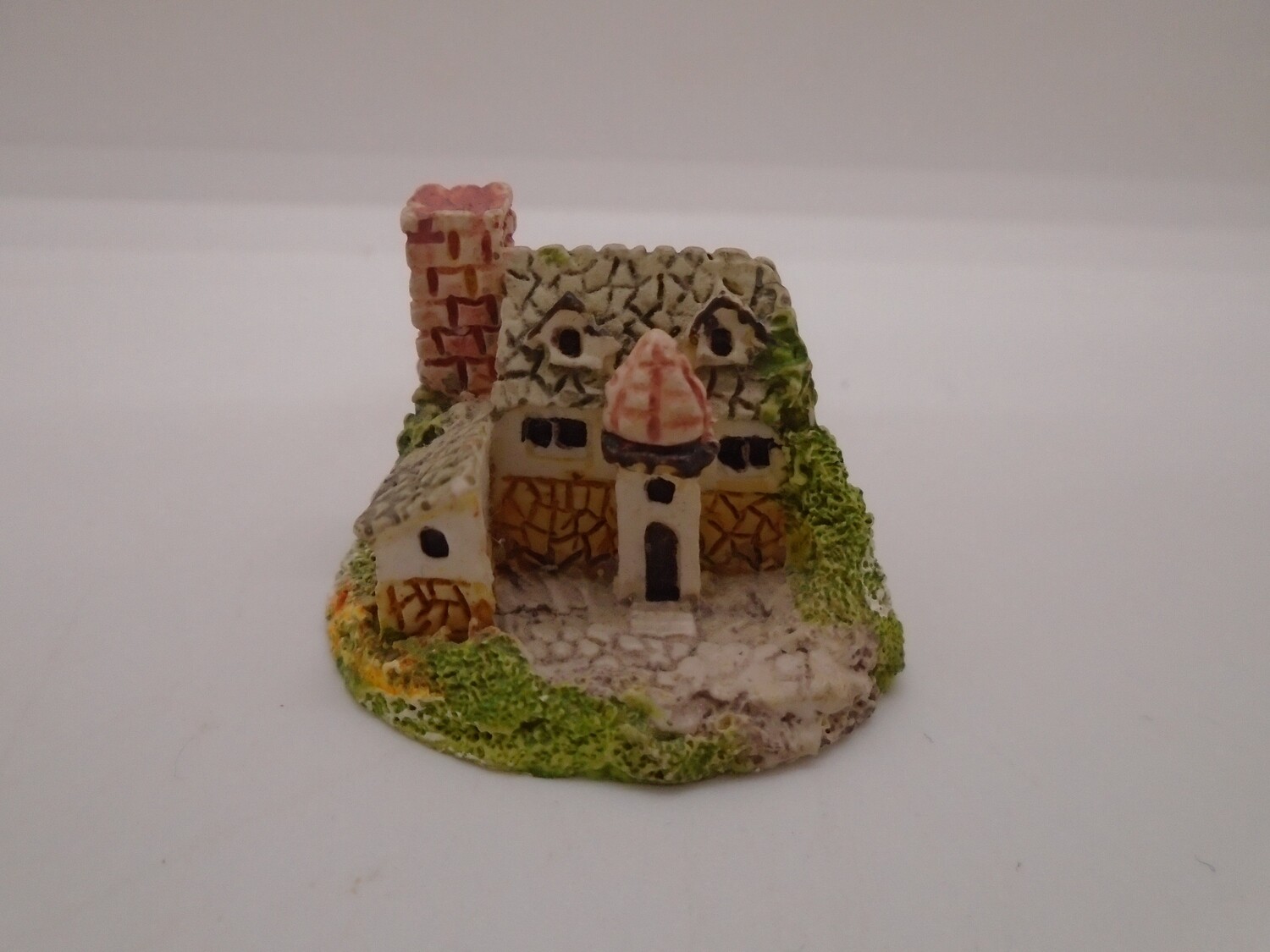 COTTAGE SCENE ORNAMENT  USED INSIDE DOLLS HOUSE