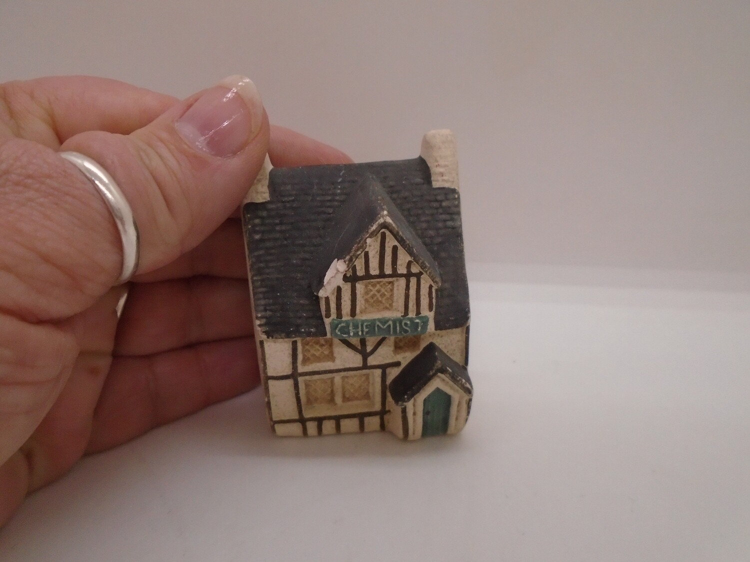 PRE-LOVED ADULT DOLLS HOUSE