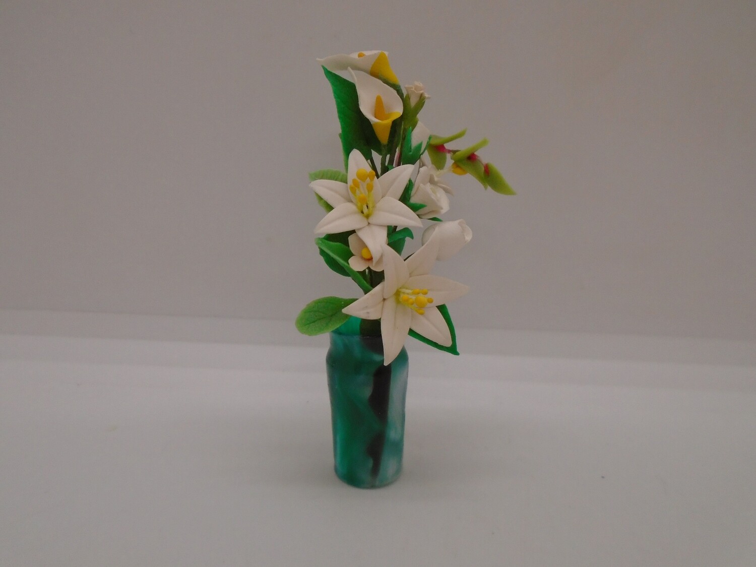 FLOWER DISPLAY IN VASE