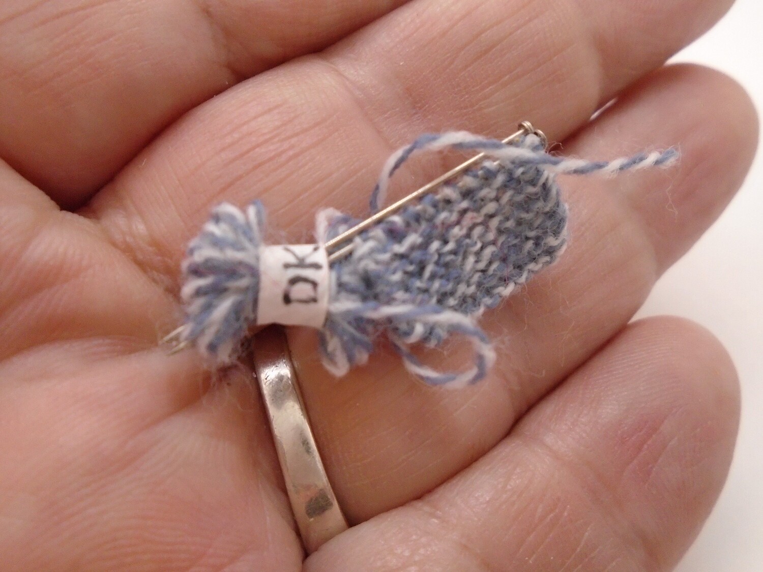 KNITTING ON NEEDLES WITH WOOL