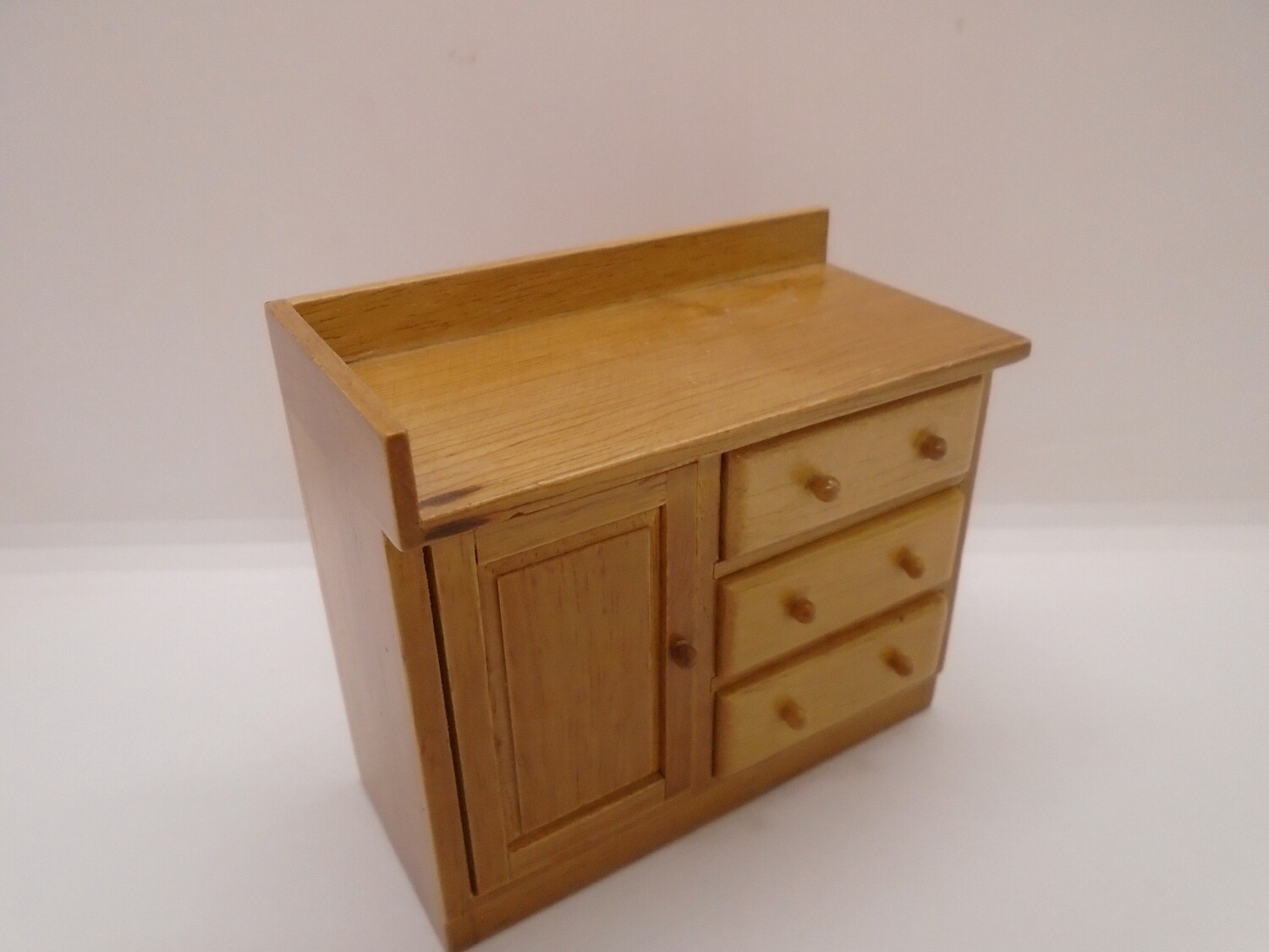 WOODEN UNIT WITH UPSTAND TO COUNTER