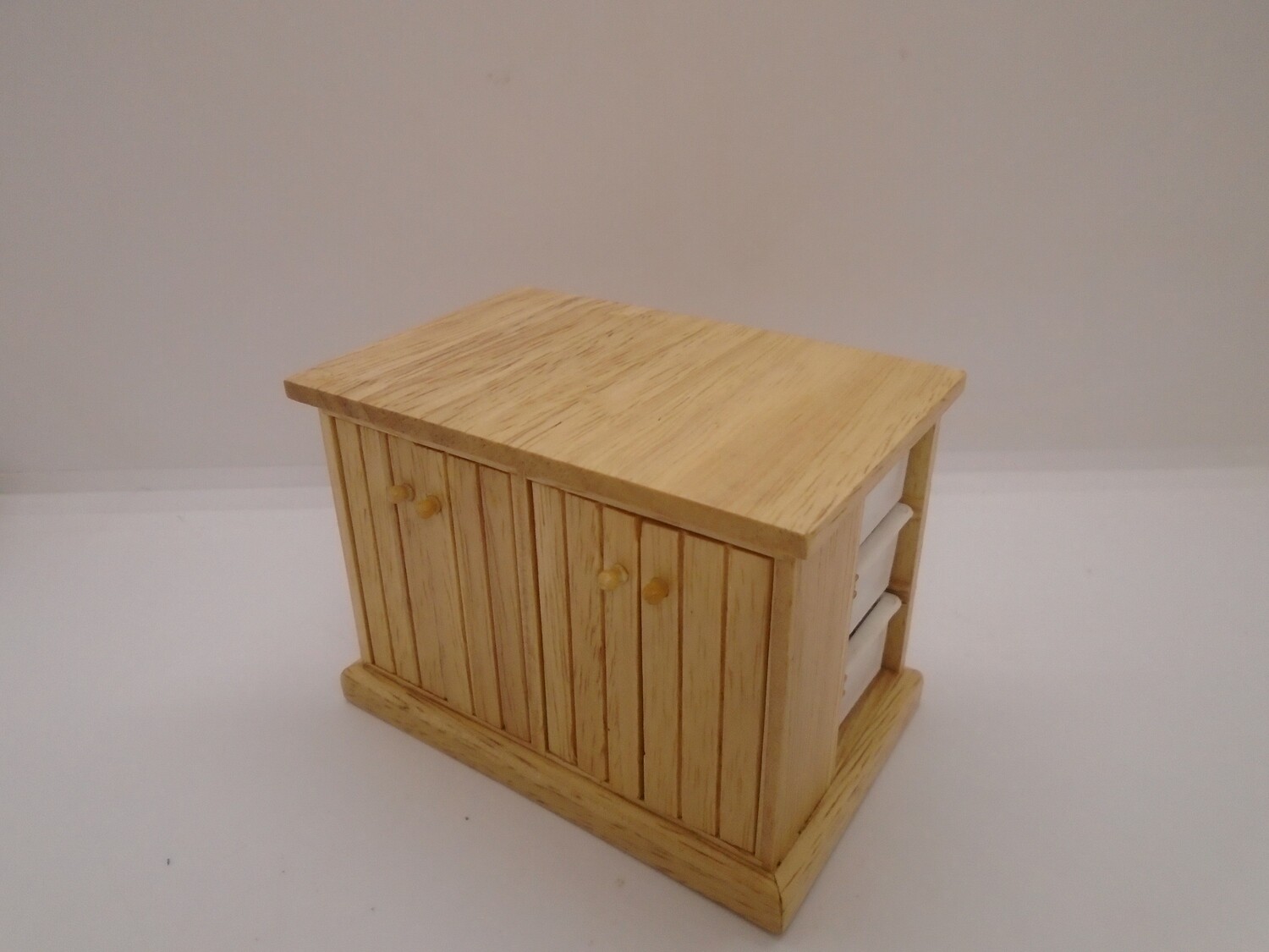 KITCHEN ISLAND WITH BASKETS