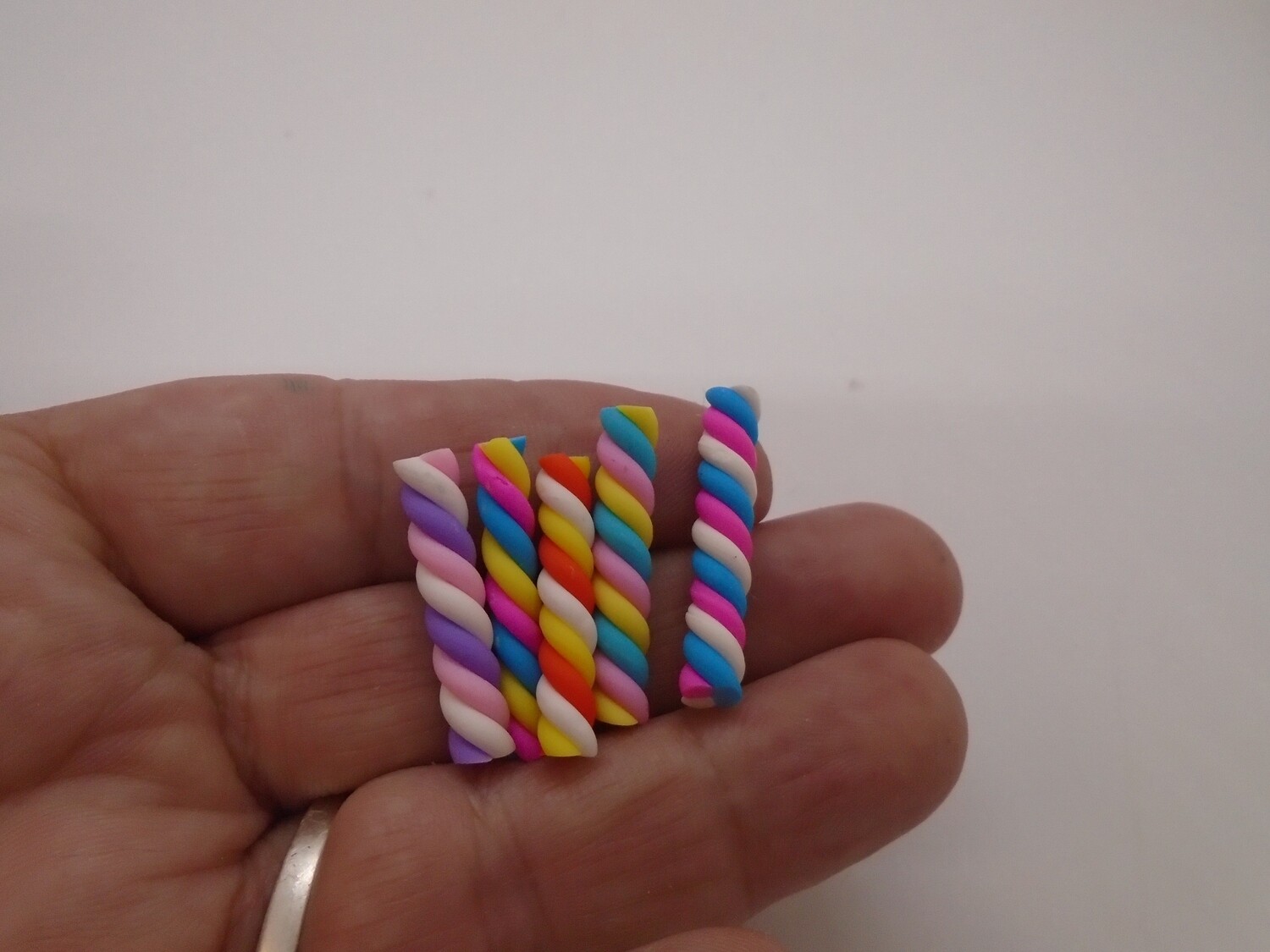 PACK OF 5 JUMBO MARSHMALLOW TWISTS