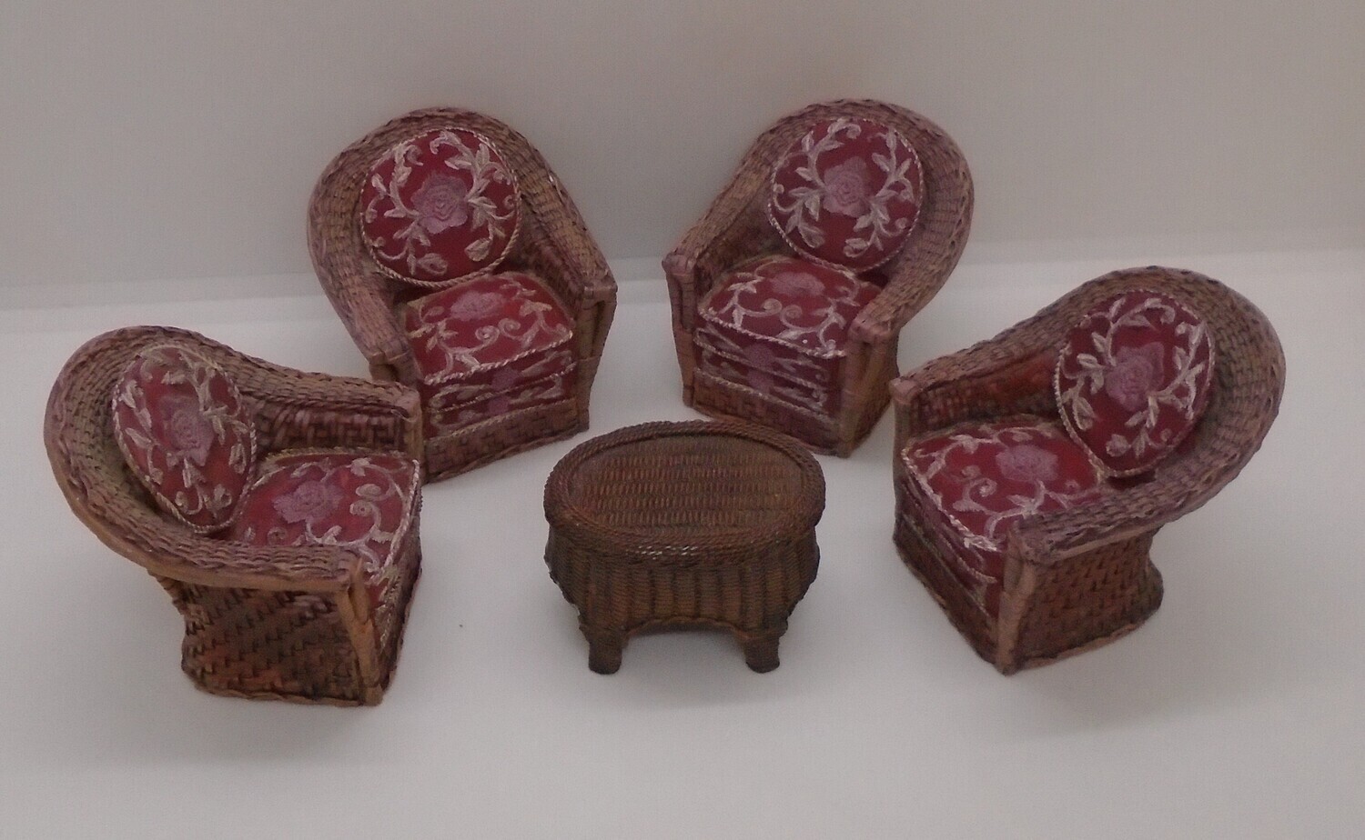 WICKER /RATTAN STYLE CHAIRS AND TABLE