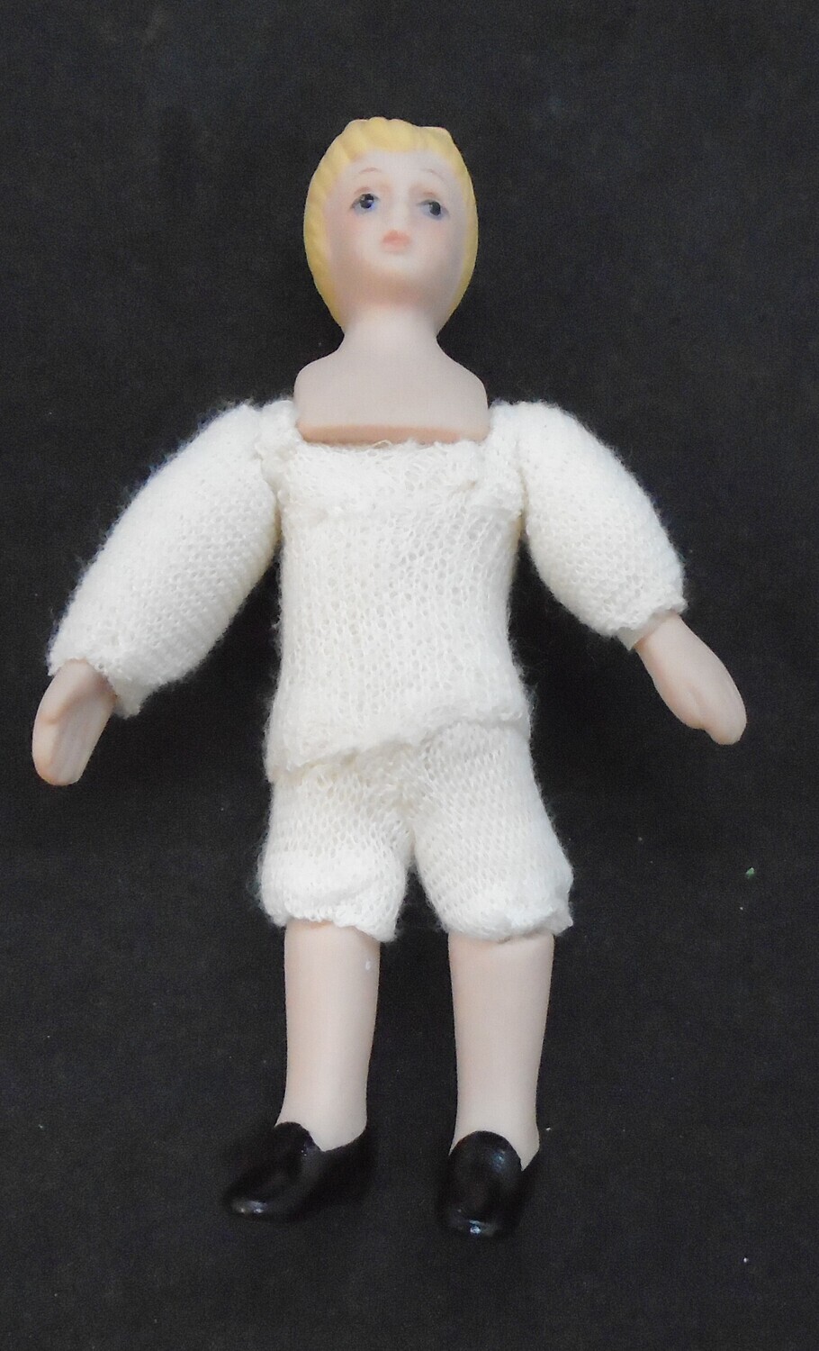 UNDRESSED GIRL WITH BLONDE HAIR AND BOW