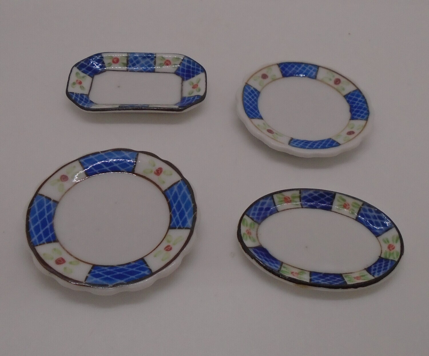 4 SERVING PLATES