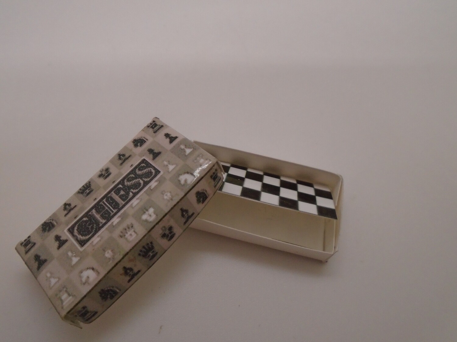 GAME OF CHESS BOX WITH BOARD